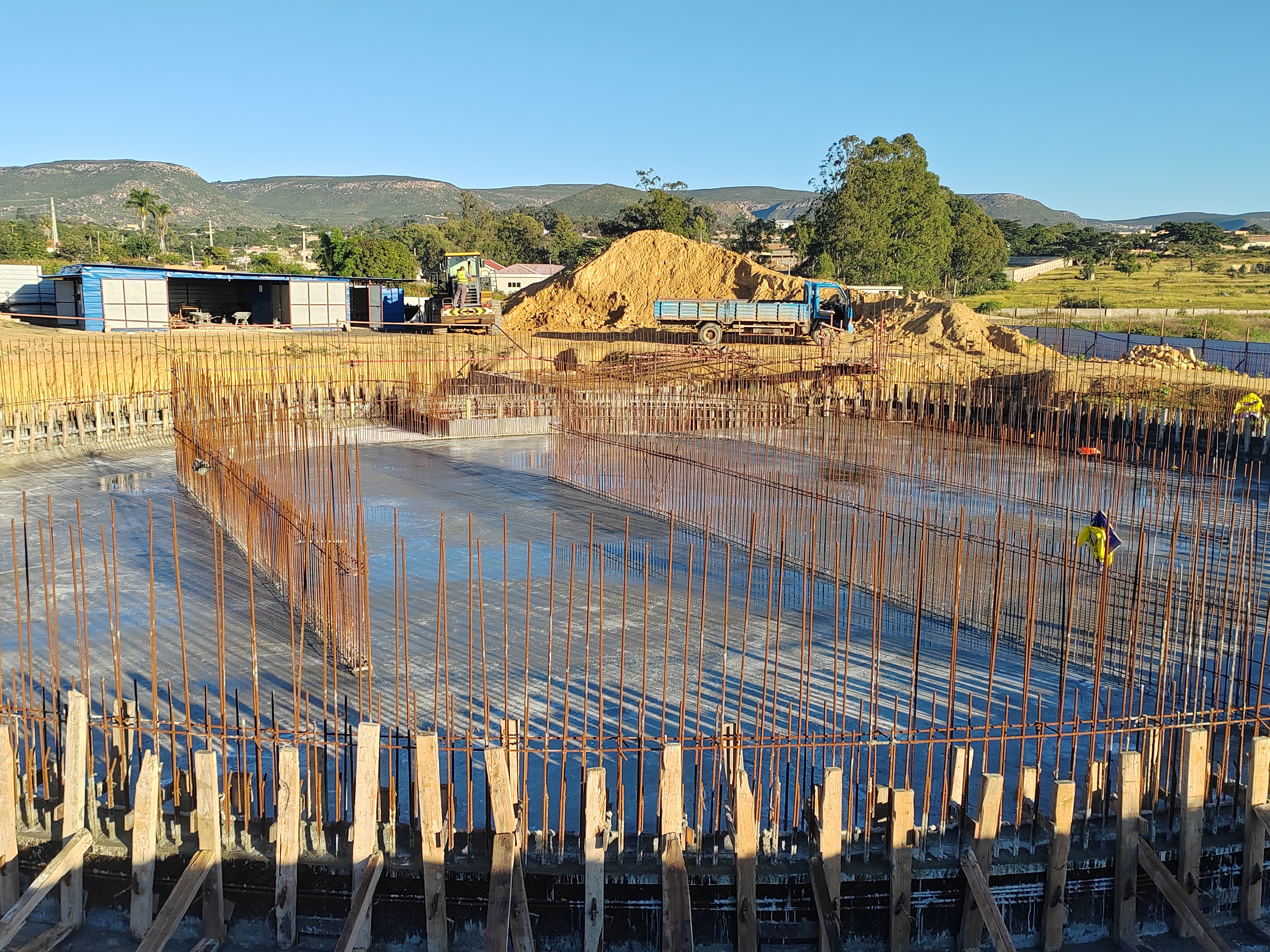 Representatives from the World Bank and Angola's National Water Directorate Inspect Lubango Water Reservoir Project, Praising the Progress of this Livelihood Initiative