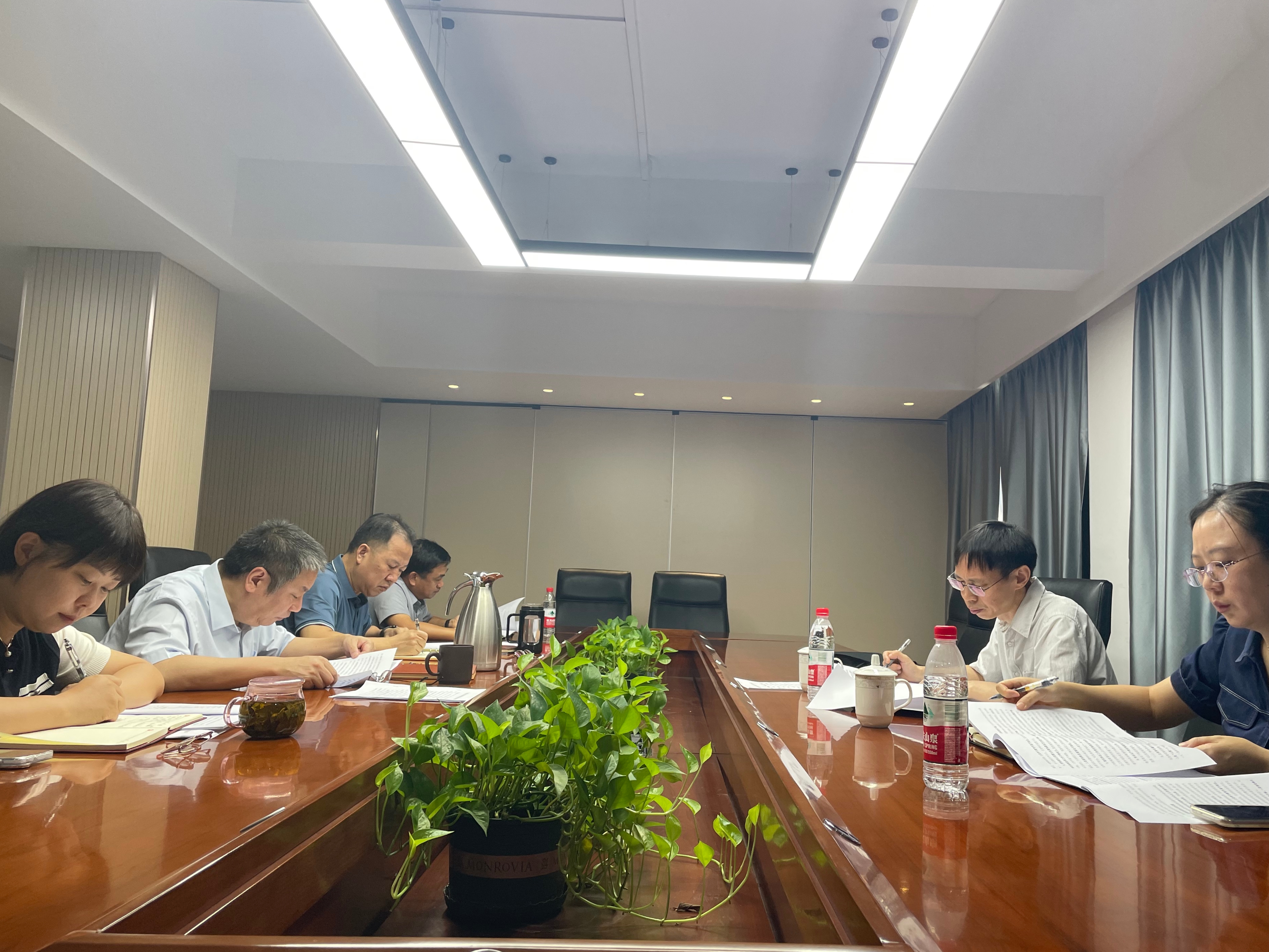 领导班子民主生活会.jpg