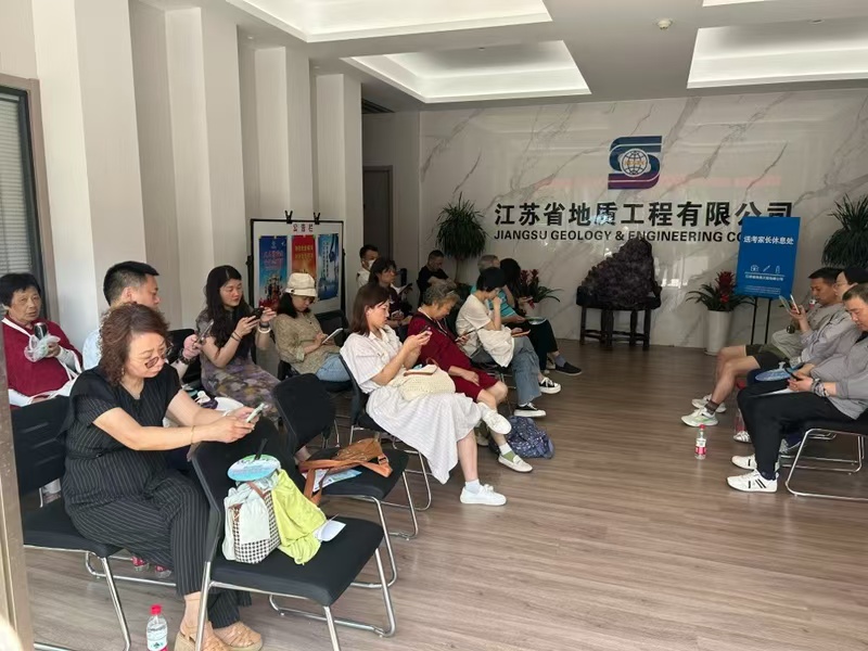 为家长提供休息场所.jpg