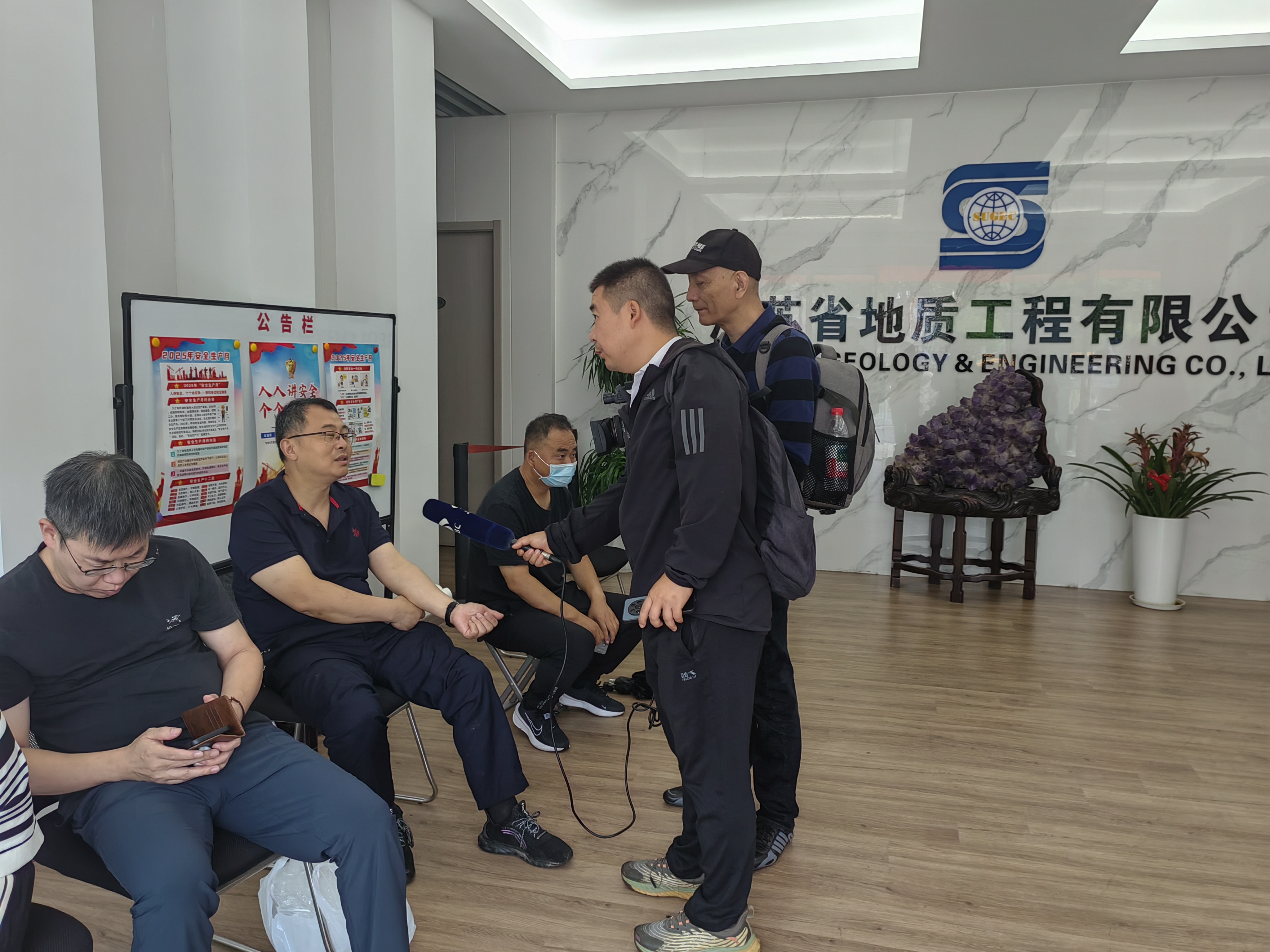 江苏电视台记者采访休息区的家长.jpg